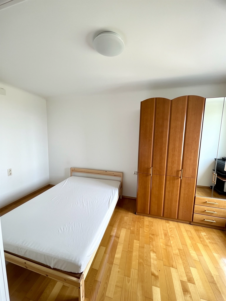 Nach der Räumung und Reinigung: das Zimmer ist leer, der Parkettboden sichtbar, übergabefertig.