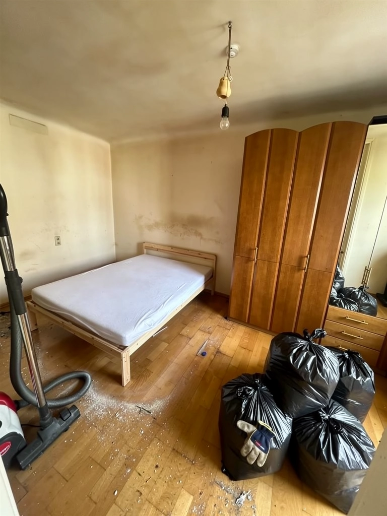 Während der Räumung: Bett ist demontiert, der gröbste Müll abtransportiert, Bodenflächen werden freigelegt.